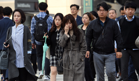 절기상 한로인 8일 서울 광화문 사거리에서 외투를 입은 시민들이 출근을 하고 있다. 2019. 10. 8 정연호 기자 tpgod@seoul.co.kr