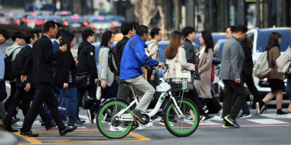 절기상 한로인 8일 서울 광화문 사거리에서 외투를 입은 시민들이 출근을 하고 있다. 2019. 10. 8 정연호 기자 tpgod@seoul.co.kr