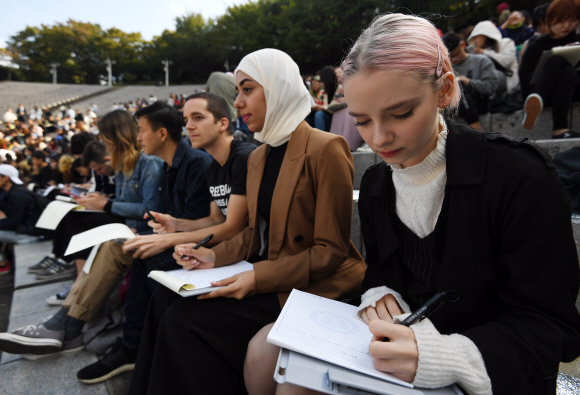 한글날을 앞둔 8일 서울 서대문구 연세대학교 노천극장에서 열린 제28회 외국인 한글백일장에서 한국어를 배우는 외국인 및 해외동포들이 글짓기를 하고 있다. 외국인 한글백일장은 한글날을 기념해 외국인 및 해외동포들에게 한글 창제의 뜻을 알리고, 전 세계에 한글의 우수성을 널리 알리기 위해 지난 1992년부터 연세대학교 한국어학당이 개최해 오고 있다. 2019. 10. 8. 박윤슬 기자 seul@seoul.co.kr