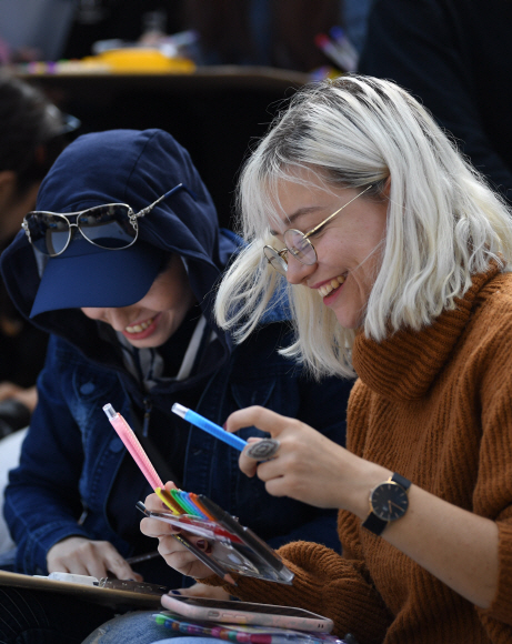 한글날을 앞둔 8일 서울 서대문구 연세대학교 노천극장에서 열린 제28회 외국인 한글백일장에서 한국어를 배우는 외국인 및 해외동포들이 그림을 그리고 있다. 외국인 한글백일장은 한글날을 기념해 외국인 및 해외동포들에게 한글 창제의 뜻을 알리고, 전 세계에 한글의 우수성을 널리 알리기 위해 지난 1992년부터 연세대학교 한국어학당이 개최해 오고 있다. 2019. 10. 8. 박윤슬 기자 seul@seoul.co.kr