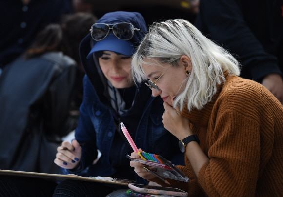 한글날을 앞둔 8일 서울 서대문구 연세대학교 노천극장에서 열린 제28회 외국인 한글백일장에서 한국어를 배우는 외국인 및 해외동포들이 그림을 그리고 있다. 외국인 한글백일장은 한글날을 기념해 외국인 및 해외동포들에게 한글 창제의 뜻을 알리고, 전 세계에 한글의 우수성을 널리 알리기 위해 지난 1992년부터 연세대학교 한국어학당이 개최해 오고 있다. 2019. 10. 8. 박윤슬 기자 seul@seoul.co.kr