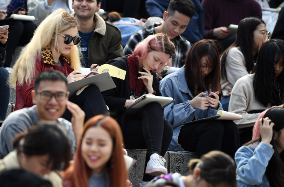 한글날을 앞둔 8일 서울 서대문구 연세대학교 노천극장에서 열린 제28회 외국인 한글백일장에서 한국어를 배우는 외국인 및 해외동포들이 글짓기를 하고 있다. 외국인 한글백일장은 한글날을 기념해 외국인 및 해외동포들에게 한글 창제의 뜻을 알리고, 전 세계에 한글의 우수성을 널리 알리기 위해 지난 1992년부터 연세대학교 한국어학당이 개최해 오고 있다. 2019. 10. 8. 박윤슬 기자 seul@seoul.co.kr