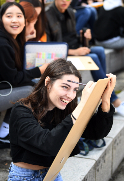 한글날을 앞둔 8일 서울 서대문구 연세대학교 노천극장에서 열린 제28회 외국인 한글백일장에서 한국어를 배우는 외국인 및 해외동포들이 그림을 그리고 있다. 외국인 한글백일장은 한글날을 기념해 외국인 및 해외동포들에게 한글 창제의 뜻을 알리고, 전 세계에 한글의 우수성을 널리 알리기 위해 지난 1992년부터 연세대학교 한국어학당이 개최해 오고 있다. 2019. 10. 8. 박윤슬 기자 seul@seoul.co.kr