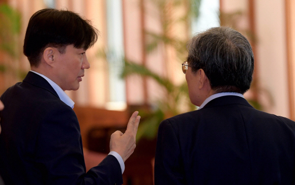 조국 법무부장관이 8일 오전 청와대에서 열린 국무회의에 앞서 노영민 비서실장과 대화하고 있다. 2019. 10.08. 도준석 기자pado@seoul.co.kr