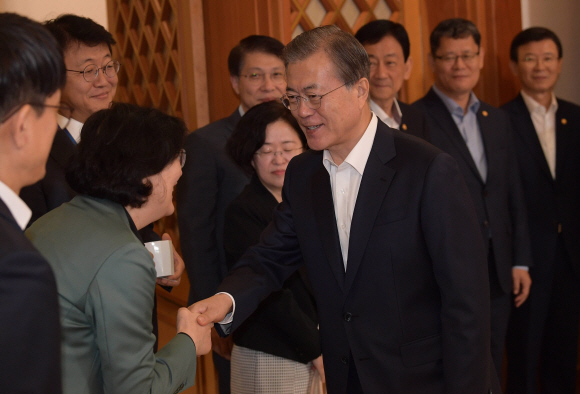 문재인 대통령이 8일 오전 청와대에서 열린 국무회의에 앞서 열린 차담회에서 국무위원들과 인사하고 있다. 2019. 10.08. 도준석 기자pado@seoul.co.kr