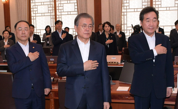 문재인 대통령이 8일 오전 청와대에서 열린 국무회의에서 국민의례를 하고 있다. 2019. 10.08. 도준석 기자pado@seoul.co.kr