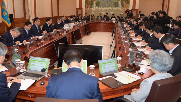 문재인 대통령이 8일 오전 청와대에서 열린 국무회의를 주재하고 있다. 2019. 10.08. 도준석 기자pado@seoul.co.kr