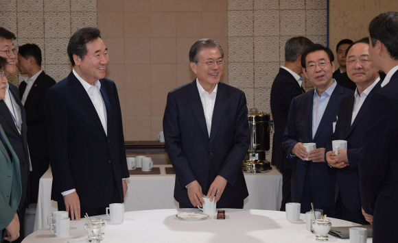 문재인 대통령이 8일 오전 청와대에서 열린 국무회의에 앞서 열린 차담회에서 이낙연 국무총리와 얘기를 나누고 있다. 2019. 10.08. 도준석 기자pado@seoul.co.kr