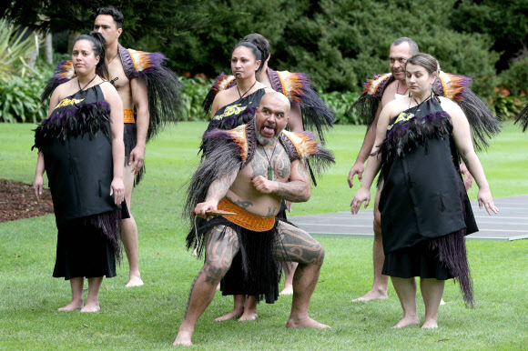 마오리족 환영단이 8일(현지시간) 뉴질랜드 오클랜드의 정부 청사에서 열린 마크 루테 네덜란드 총리의 전통 공식 환영식을 하고 있다. AFP 연합뉴스