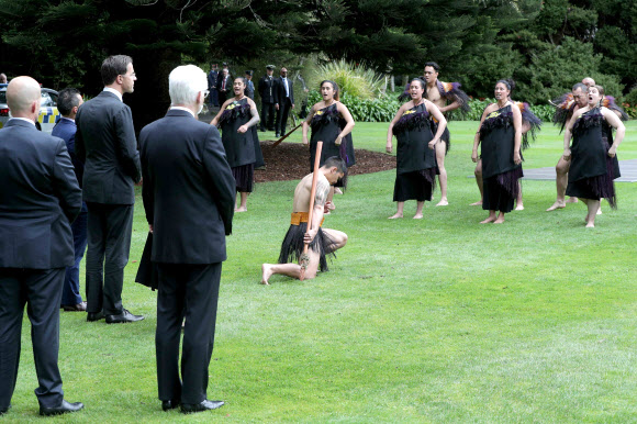 마크 루테(왼쪽 두 번째) 네덜란드 총리가 8일(현지시간) 뉴질랜드 오클랜드의 정부 청사에서 열린 마오리족 환영단의 전통 공식 환영식을 받고 있다. AFP 연합뉴스