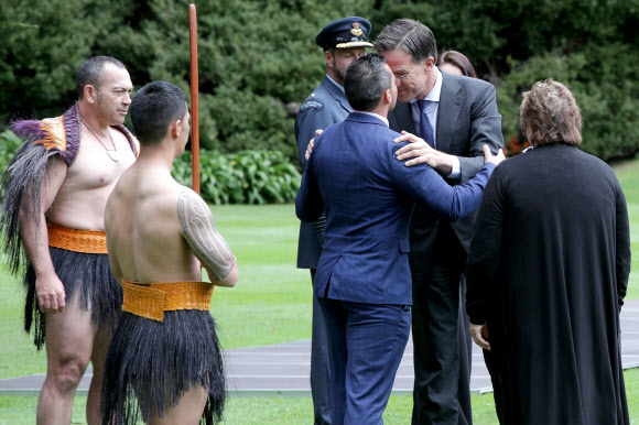 마크 루테(오른쪽 두 번째) 네덜란드 총리가 8일(현지시간) 뉴질랜드 오클랜드의 정부 청사에서 열린 전통 공식 환영식에서 지역사회 원로 에루에르 이모건(가운데)으로부터 서로 코를 맞대고 하는 인사 ‘홍이(hongi)’를 받고 있다. AFP 연합뉴스