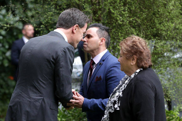 마크 루테(왼쪽) 네덜란드 총리가 8일(현지시간) 뉴질랜드 오클랜드의 정부 청사에서 열린 전통 공식 환영식에서 지역사회 원로 에루에르 이모건(가운데)으로부터 서로 코를 맞대고 하는 인사 ‘홍이(hongi)’를 받고 있다. AFP 연합뉴스