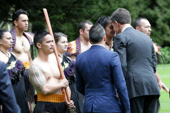 마크 루테(오른쪽 두 번째) 네덜란드 총리가 8일(현지시간) 뉴질랜드 오클랜드의 정부 청사에서 열린 전통 공식 환영식에서 마오리족 환영단으로부터 서로 코를 맞대고 하는 인사 ‘홍이(hongi)’를 받고 있다. AFP 연합뉴스