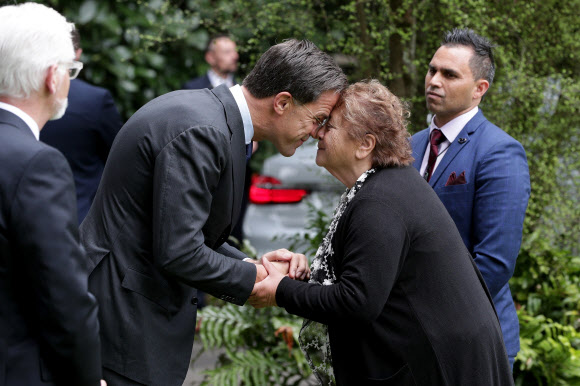 마크 루테(왼쪽) 네덜란드 총리가 8일(현지시간) 뉴질랜드 오클랜드의 정부 청사에서 열린 전통 공식 환영식에서 지역 사회 원로 라누이 응가리무(오른쪽)로부터 서로 코를 맞대고 하는 인사 ‘홍이(hongi)’를 받고 있다. AFP 연합뉴스