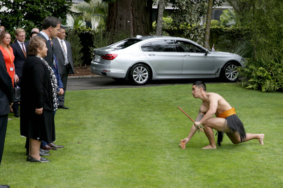 마크 루테(왼쪽) 네덜란드 총리가 8일(현지시간) 뉴질랜드 오클랜드의 정부 청사에서 열린 전통 공식 환영식을 받고 있다. AFP 연합뉴스