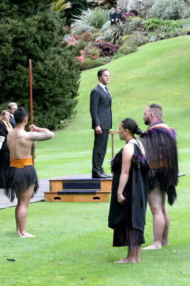 마크 루테(가운데) 네덜란드 총리가 8일(현지시간) 뉴질랜드 오클랜드의 정부 청사에서 열린 마오리족 환영단의 전통 공식 환영식을 받고 있다. AFP 연합뉴스