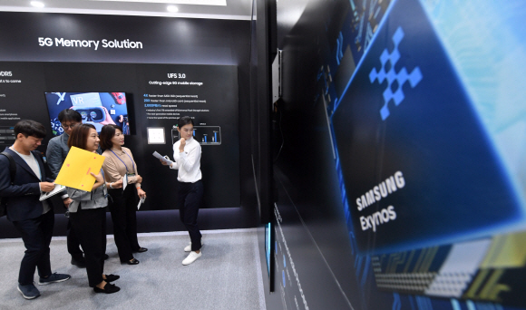 8일 서울 강남구 코엑스에서 열린 제 21회 반도체대전에서 관람객들이 삼성전자관에서 최신 메모리에 대한 설명을 듣고   있다.  2019. 10. 8 정연호 기자 tpgod@seoul.co.kr