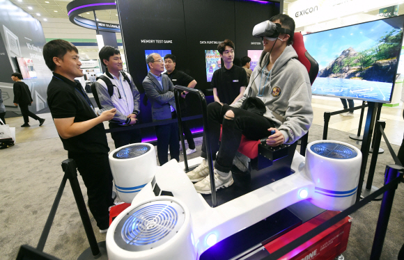 8일 서울 강남구 코엑스에서 열린 제 21회 반도체대전에서 관람객이 VR드론을 체험하고 있다. 2019. 10. 8 정연호 기자 tpgod@seoul.co.kr