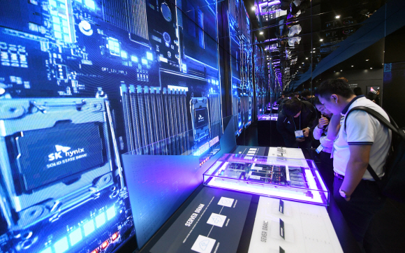 8일 서울 강남구 코엑스에서 열린 제 21회 반도체대전에서 관람객들이 SK하이닉스관에서 반도체 소개 영상을 보고 있다.  2019. 10. 8 정연호 기자 tpgod@seoul.co.kr