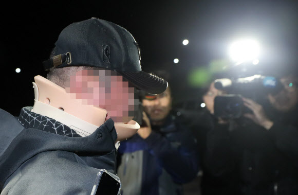 조국 법무부 장관 가족이 운영해온 학교법인 웅동학원 관련 비리 의혹을 받는 조 장관 남동생 조모씨가 9일 오전 구속영장이 기각되자 대기하고 있던 의왕시 서울구치소를 나서고 있다. 2019.10.9  연합뉴스