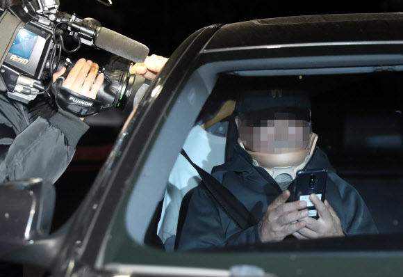 조국 법무부 장관 가족이 운영해온 학교법인 웅동학원 관련 비리 의혹을 받는 조 장관 남동생 조모씨가 9일 오전 구속영장이 기각되자 대기하고 있던 의왕시 서울구치소를 나서고 있다. 2019.10.9  연합뉴스