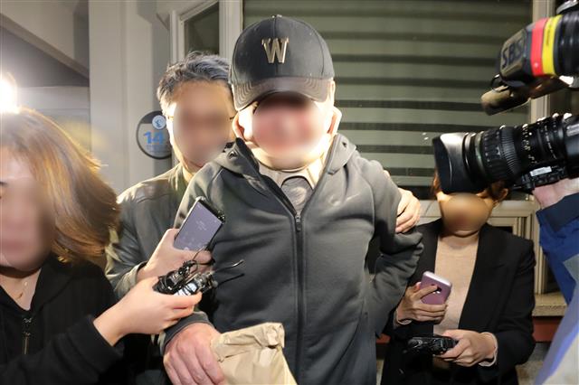 ‘웅동학원 비리’ 의혹을 받고 있는 조국 법무부 장관 동생 조모씨가 9일 오전 구속영장이 기각돼 경기도 의왕시 서울구치소를 나서고 있다. 조씨는 전날 구속 전 피의자심문(영장실질심사)을 포기해 법원은 이에 따라 심문 결정을 취소하고 서면심사를 통해 영장발부 여부를 결정했다. 2019.10.9 뉴스1