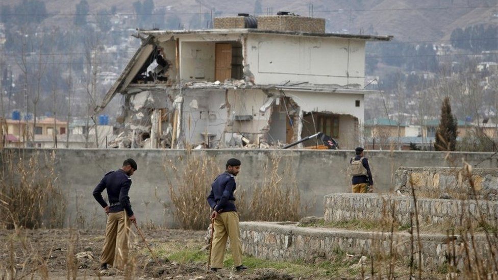 오사마 빈라덴이 숨어 있다가 사살된 파키스탄 아보타바드의 한 주택을 보안요원들이 경계하고 있다. 나중에 이 주택은 폭파돼 흔적도 없어졌다. 로이터 자료사진 