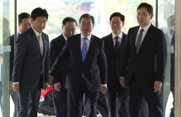 문재인 대통령이 10일 오전 충남 아산 삼성디스플레이 아산공장에서 열린 신규투자 및 상생협력 협약식에 참석하러 도착해 시설을 둘러보러 들어서고 있다. 2019. 10.10. 도준석 기자pado@seoul.co.kr
