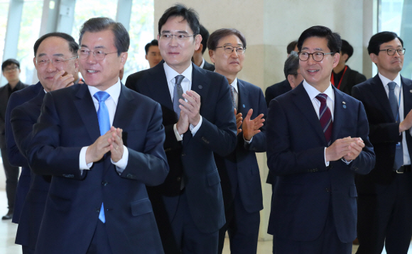 문재인 대통령이 10일 오전 충남 아산 삼성디스플레이 아산공장에서 열린 신규투자 및 상생협력 협약식에 앞서 차세대 디스플레이 ‘더 월(The Wall)’ 화면을 통해 공장 직원들의 환영인사 영상을 본 뒤 박수를 치고 있다. 2019. 10.10. 도준석 기자pado@seoul.co.kr