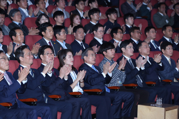 문재인 대통령이 10일 오전 충남 아산 삼성디스플레이 아산공장에서 열린 신규투자 및 상생협력 협약식에 참석해 박수를 치고 있다. 2019. 10.10. 도준석 기자pado@seoul.co.kr