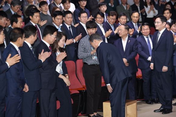 문재인 대통령이 10일 오전 충남 아산 삼성디스플레이 아산공장에서 열린 신규투자 및 상생협력 협약식에 입장하며 참석자들과 인사하고 있다. 2019. 10.10. 도준석 기자pado@seoul.co.kr