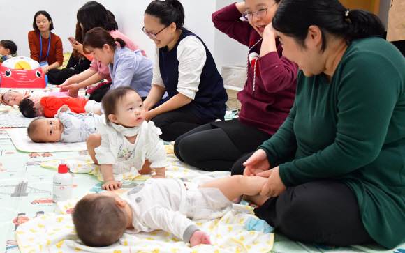 10일 서울시청에서 열린 서울아기 건강 첫걸음 나눔터 행사에 참석한 한 어머니들이 아기들에게 마사지를 하고 있다. 2019.10.10. 박지환 기자 popocar@seoul.co.kr