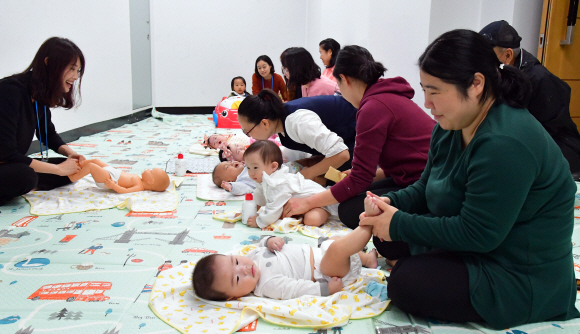 10일 서울시청에서 열린 서울아기 건강 첫걸음 나눔터 행사에 참석한 한 어머니들이 아기들에게 마사지를 하고 있다.  2019.10.10 박지환기자 popocar@seoul.co.kr