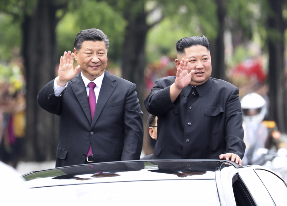 지난 6월 시진핑(왼쪽) 중국 국가주석이 평양을 방문했을 때 김정은 북한 국무위원장과 카 퍼레이드를 펼치고 있다. 평양 AP 연합뉴스