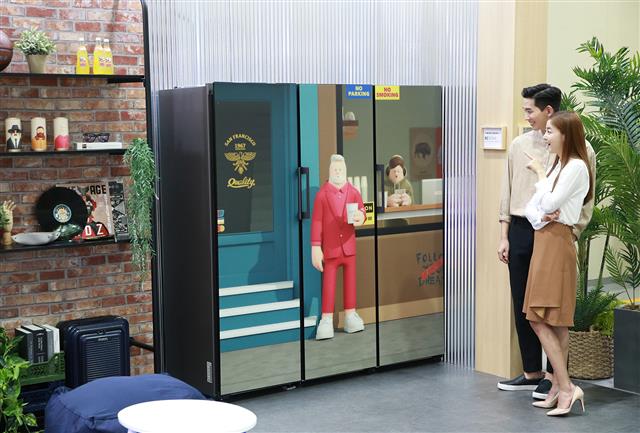 디자인을 중시한 가전제품을 가구전시회나 미술관에서 마주치는 일이 어색하지 않게 됐다. 모델들이 지난 8일 서울 강남구 코엑스에서 열린 ‘제50회 한국전자전’(KES 2019)에서 삼성 비스포크 냉장고를 소개하고 있다. 삼성전자 제공