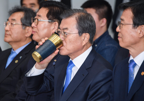 문재인 대통령이 10일 충남 홍성군 충남도청에서 열린 충남 해양신산업 발전전략 보고회에 참석, 물을 마시고 있다. 2019. 10.10. 도준석 기자pado@seoul.co.kr