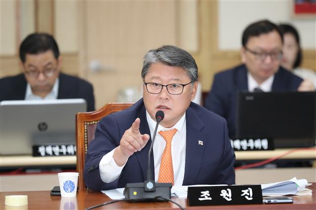 김영호 의원에 항의하는 조원진 의원