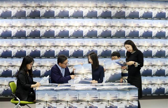 “깨끗한 정치후원금을”  10일 경기 수원시 영통구에 있는 경기도선거관리위원회에서 선관위 직원들이 정치후원금 후원문화 확산을 위해 제작된 포스터들을 살펴보고 있다. 포스터의 제목은 ‘깨끗한 정치를 위한 소금길’이다.<br>뉴스1