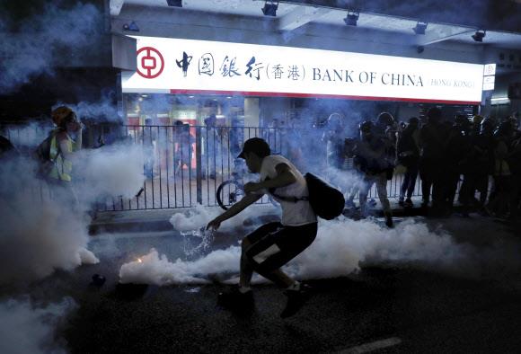 주택가격 폭등이 홍콩 반정부 시위의 주요한 원인 중 하나로 꼽힌다. 사진은 지난달 21일 홍콩 시내 중심가에서 한 시위자가 최루탄에 물을 뿌리고 있는 모습. 홍콩 AP 연합뉴스