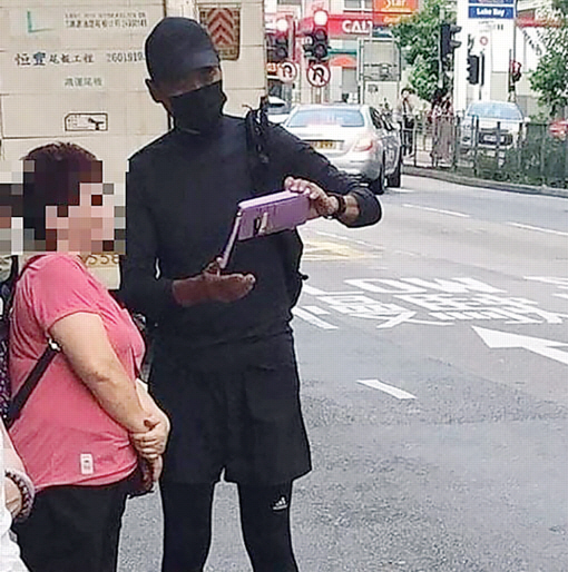 홍콩 시위 복면금지법이 발표된 날 검은색 마스크를 쓰고 거리에서 팬과 함께 사진을 찍는 저우룬파(오른쪽). 인스타그램