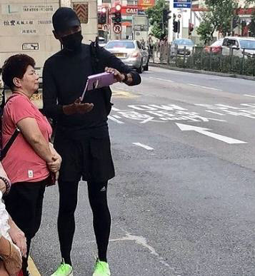 홍콩 정부가 시위대의 마스크 착용을 금지한 복면금지법을 발표한 날 세계적인 스타 주윤발(周潤發·저우룬파·64)이 마스크를 쓰고 거리로 나와 홍콩 시민들의 찬사를 받았다.<br>10일 홍콩 명보 등에 따르면 홍콩 행정 수반인 캐리 람(林鄭月娥) 행정장관이 복면금지법을 발표한 지난 4일 홍콩 시민들은 이에 반발해 홍콩 전역의 거리로 쏟아져 나와 항의 시위를 벌였다. <br>이날 홍콩 시민들은 거리에서 검은색 모자와 검은색 옷, 검은색 마스크를 쓴 주윤발을 발견했다. 2019.10.11.<br>인스타그램