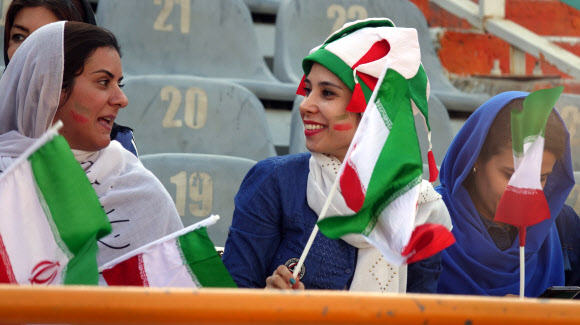 이란 여성 축구장 출입 첫 허용
