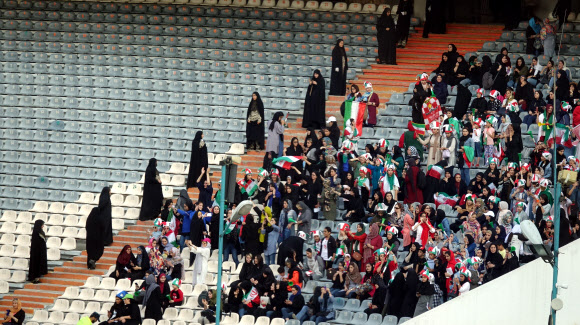 이란, 여성 축구장 출입 첫 허용