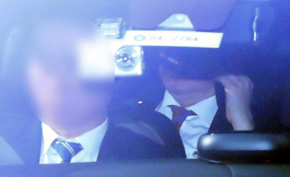 전화 통화하며 출근하는 윤석열 검찰총장