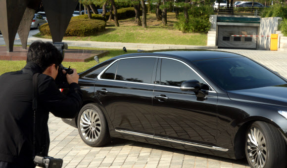 주차장으로 향하는 윤석열 검찰총장 태운 차량