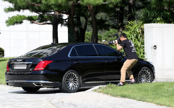 대검찰청 들어가는 윤석열 검찰총장 태운 차량