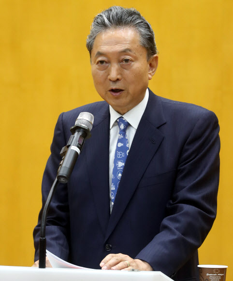 하토야마 유키오 일본 전 총리가 11일 부산대에서 ‘통일 한국의 미래와 평화 전략’이라는 주제로 강연을 하고 있다. 연합뉴스