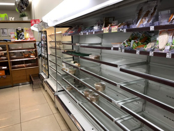 태풍 하기비스 접근에 텅텅 빈 편의점 판매대