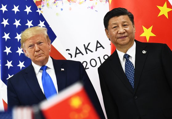 지난 6월 일본 오사카에서 열린 주요 20개국(G20) 정상회의에 참석한 도널드 트럼프(왼쪽) 미국 대통령과 시진핑 중국 국가주석이 사진 촬영을 위해 포즈를 취하고 있다. 오사카 AFP 연합뉴스 