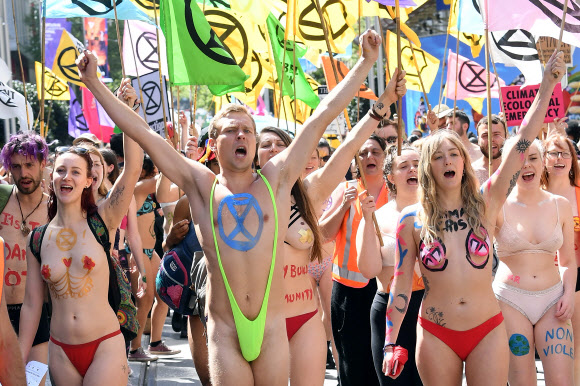 12일(현지시간) 환경단체 ‘멸종저항(Extinction Rebellion)’ 활동가들이 호주 멜버른에서 시위행진을 벌이고 있다.  EPA 연합뉴스
